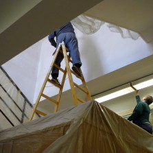 Nahoře se maluje, dole už se uklízí. Foto: Kamila Dvořáková