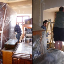 Stěhování a přikrývání nábytku v kancelářích. Foto: Kamila Dvořáková