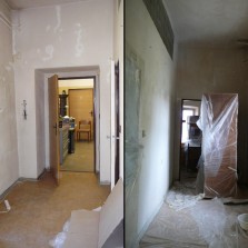 Chodbička ke kancelářím před malováním. Foto: Kamila Dvořáková