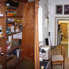 Řádně uklizená skříň s kde čím a chodbička ke kancelářím. Foto: Kamila Dvořáková