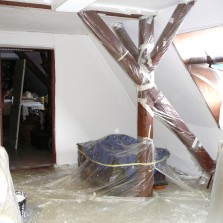 Podkroví připravené k malování. Foto: Kamila Dvořáková