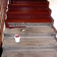 Nový nátěr sešlapaných schodů do podkroví tvrze. Foto: Kamila Dvořáková