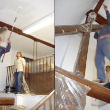 Kam se teleskopická tyč s válečkem nedostane, tam dosáhne ruka vedoucího muzea. Foto: Kamila Dvořáková