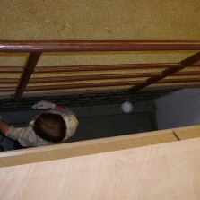 Malování a úklid hůře dostupných míst. Foto: Kamila Dvořáková