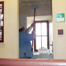 Nakonec došlo i na vymalovování toalet. Foto: Kamila Dvořáková