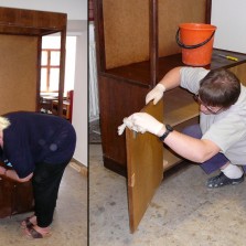 Očista dřevěných vitrín před novým nátěrem. Foto: Kamila Dvořáková