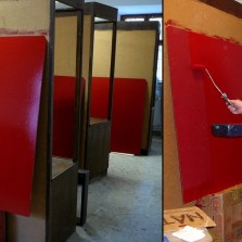 Nový nátěr zadní stěny vitrín. Foto: Jarmila Krejčová