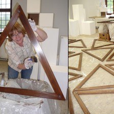 Natírání dřevěných součástí prosklených vitrín. Foto: Kamila Dvořáková