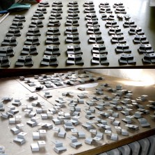 Drobné součásti prosklených vitrín před a po nátěru. Foto: Kamila Dvořáková