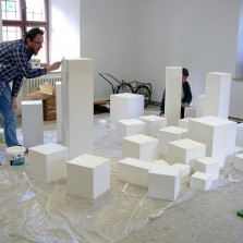 Úprava a nový nátěr instalačního materiálu. Foto: Kamila Dvořáková