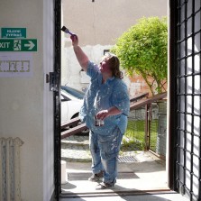 Nový nátět zárubně dveří do muzea. Foto: Simona Dajčová