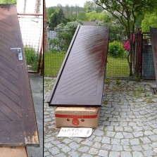 Dveře od tvrze před a po nátěru. Foto: Kamila Dvořáková