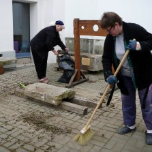 Důkladný úklid na dvorku u Moučkova domu. Foto: Kamila Dvořáková