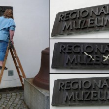 Oprava nápisu na budově tvrze. Foto: Simona Dajčová, Kamila Dvořáková