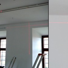 Přípravy k instalaci nového závěsného systému ve všech výstavních místnostech. Foto: Kamila Dvořáková