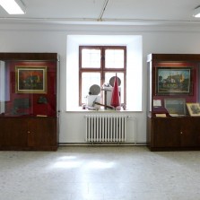 Díla v první místnosti jsou chronologicky rozmístěna do období před a po požáru tvrze v květnu 1945. Foto: Kamila Dvořáková
