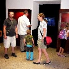 Návštěvníci ve třetí místnosti výstavy. Foto: Kamila Dvořáková