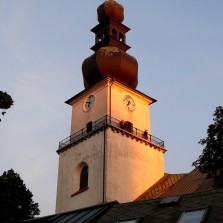 Věž ozářená večerním sluncem. Foto: Kamila Dvořáková