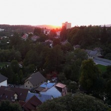 Pohled z ochozu věže na zapadající slunce. Foto: Kamila Dvořáková