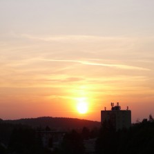 Zapadající slunce a "věžák". Foto: Kamila Dvořáková