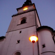 Věž kostela sv. Prokopa po setmnění. Foto: Kamila Dvořáková