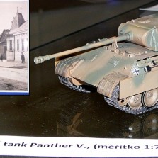 Německý střední tank Panther V. a fotografie dokládající jeho přítomnost ve Žďáře. Foto: Kamila Dvořáková, Vilém Frendl
