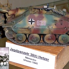 Německý stihač tanků Jegdpanzer 38 Hetzer a jeho fotografie z okolí Žďáru (k výrobě byl použit podvozek čs. tanku LT-38). Foto: Kamila Dvořáková, Archiv RM