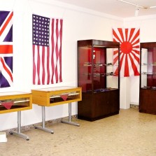 Druhá místnost s vlajkami bojujících mocností. Foto: Kamila Dvořáková
