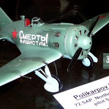 Sovětský stíhací letoun Polikarpov s bojovými hesly. Foto: Kamila Dvořáková