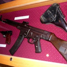 Německá útočná puška STG 44 a pistole. Foto: Kamila Dvořáková