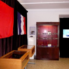 Výstavu doplňují videa válečné bojové techniky. Foto: Kamila Dvořáková