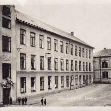 V odpoledních hodinách se začali lidé scházet na Doležalově náměstí (vzadu budova spořitelny, nyní Siemens). Foto: Archiv RM