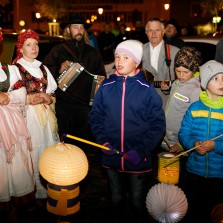 Na konci programu na Doležalově náměstí lidé zazpívali národní hymnu (ilustrační foto – muzejní večer k výročí vzniku ČSR v roce 2018). Foto: Radim Chlubna