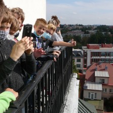 Studenti žďárského gymnázia na ochozu věže. Foto: Kamila Dvořáková