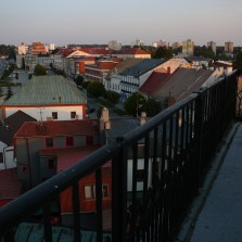 Náměstí v posledních paprscích slunce. Foto: Kamila Dvořáková