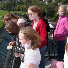 Studentky gymnázia se kochají pohledem z věže. Foto: Kamila Dvořáková