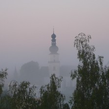 Kostel sv. Prokopa brzy ráno. Foto: Kamila Dvořáková