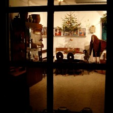 Vánoční světnice za oknem. Foto: Kamila Dvořáková
