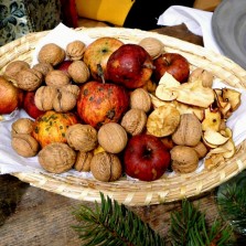 Jablíčka, oříšky a také fíky z dovozu. Foto: Kamila Dvořáková