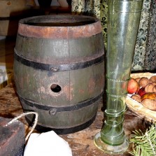 Flétna z lesního skla na víno a štědrovečerní pivo, které prý mělo velkou ochranou moc. Foto: Kamila Dvořáková