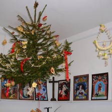 Zavěšený vánoční stromeček, muší ráj a podmalby na skle s motivy svatých. Foto: Kamila Dvořáková