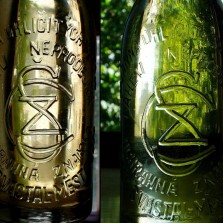 Vytlačené nápisy na lahvi. Foto: Kamila Dvořáková