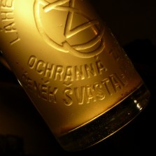 Detail lahve s nápisem ČENĚK ŠVASTAL. Foto: Kamila Dvořáková