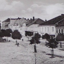 Žďárské náměstí na počátku 20. let 20. století - vlevo "Špalíček". Foto: Archiv RM