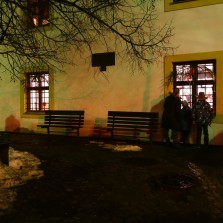 Masopustní "výdejová okénka" září do tmy. Foto: Kamila Dvořáková