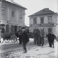 Masopust v roce 1910 – nejstarší dochovaná fotografie masopustních maškar ve Žďáře. Foto: Archiv RM