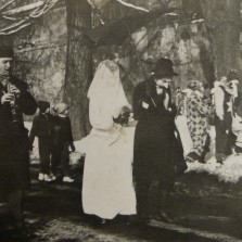 Ženicha s nevěstou doprovází muzikanti (Zámek Žďár, 1968). Foto: Archiv RM