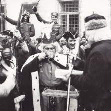 Rychtář obřadně vítá královský pár ve Žďáře (počátek 70. let 20. stol.). Foto: Archiv RM