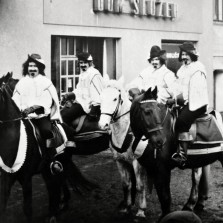 Žďárský jezdecký oddíl si s chutí zahrál mušketýry (počátek 70. let 20. stol.). Foto: Archiv RM