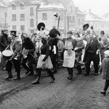 Průvod maškar na dnešním náměstí Republiky (Žďár, počátek 70. let 20. stol.). Foto: Archiv RM